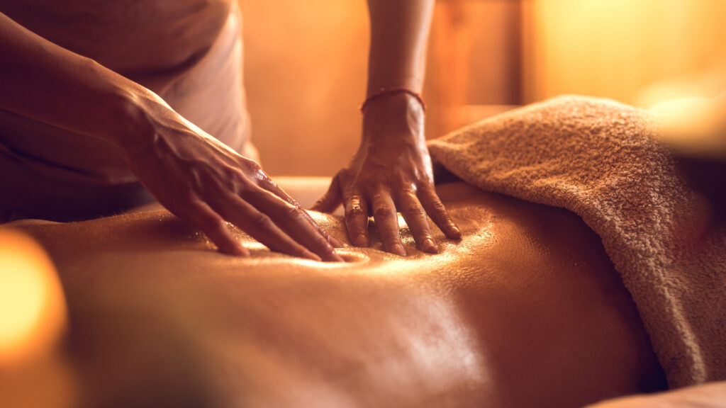 5 Effets de massages sur votre santé 
une femme en pleine séance de massage 
